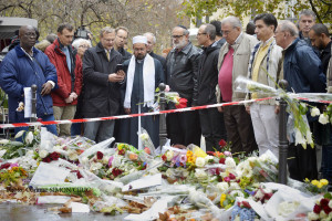 19 novembre 2015 : Les représentants des différentes communautés religieuses du 10ème et 11ème arrondissements de Paris se sont recueillis devant le restaurant Le Cosa Nostra, rue de la Fontaine au Roi, après l'attentat terroriste perpetré vendredi 13 novembre 2015 à Paris. Paris (75), France.